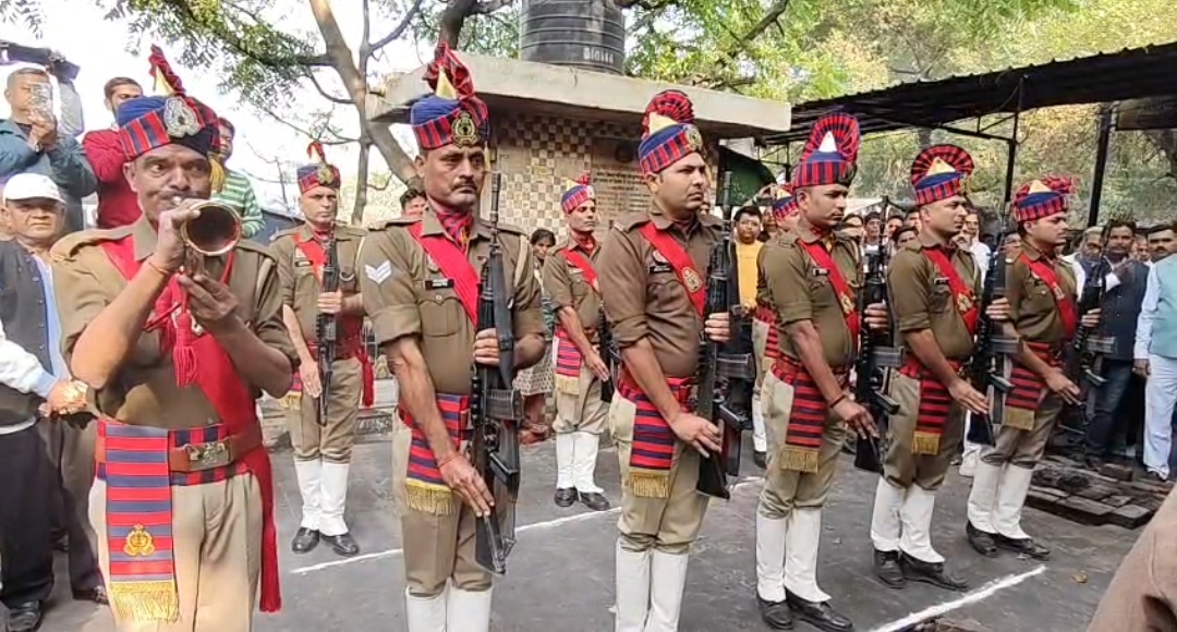 पूर्व कोयला मंत्री श्रीप्रकाश को राजकीय सम्मान देते पुलिसकर्मी