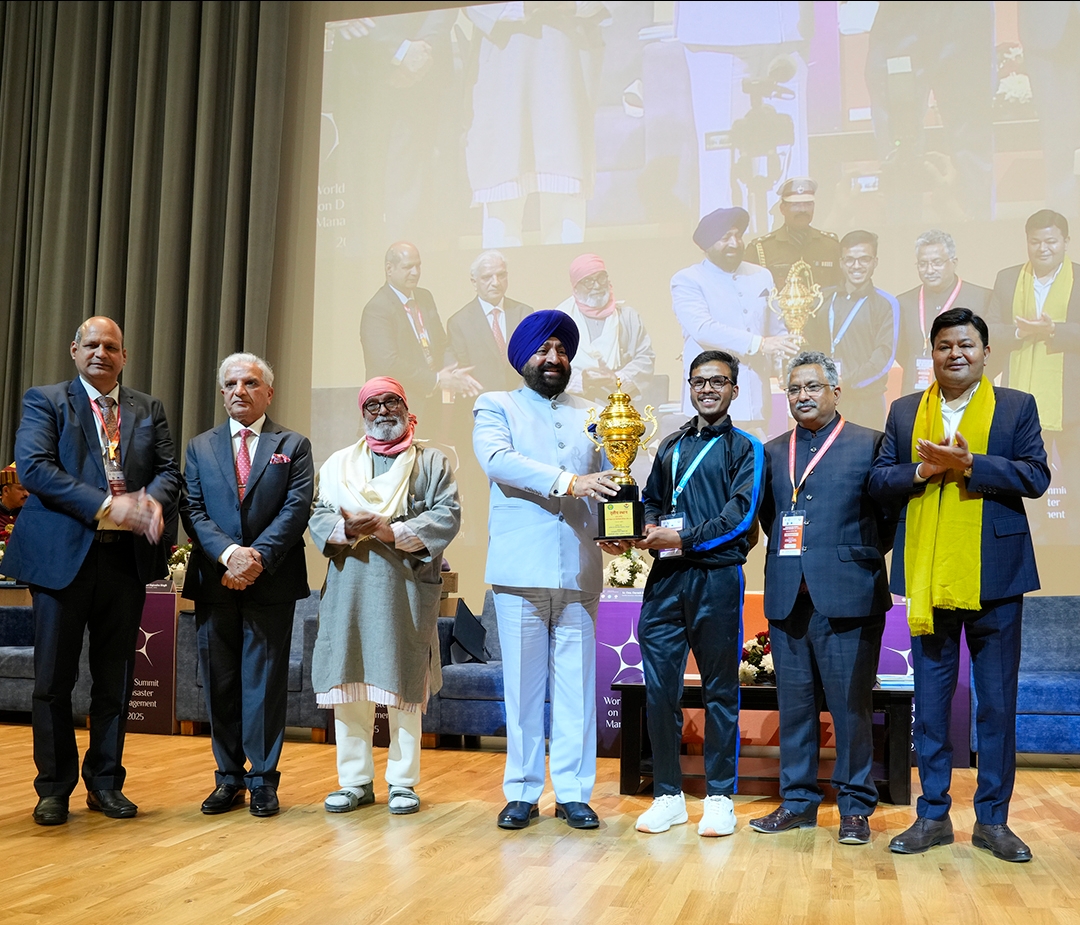 तीन दिवसीय आपदा प्रबंधन विश्व शिखर सम्मेलन-2025 में राज्यपाल सम्मानित करते। तीन दिवसीय आपदा प्रबंधन विश्व शिखर सम्मेलन-2025 में राज्यपाल सम्मानित करते।