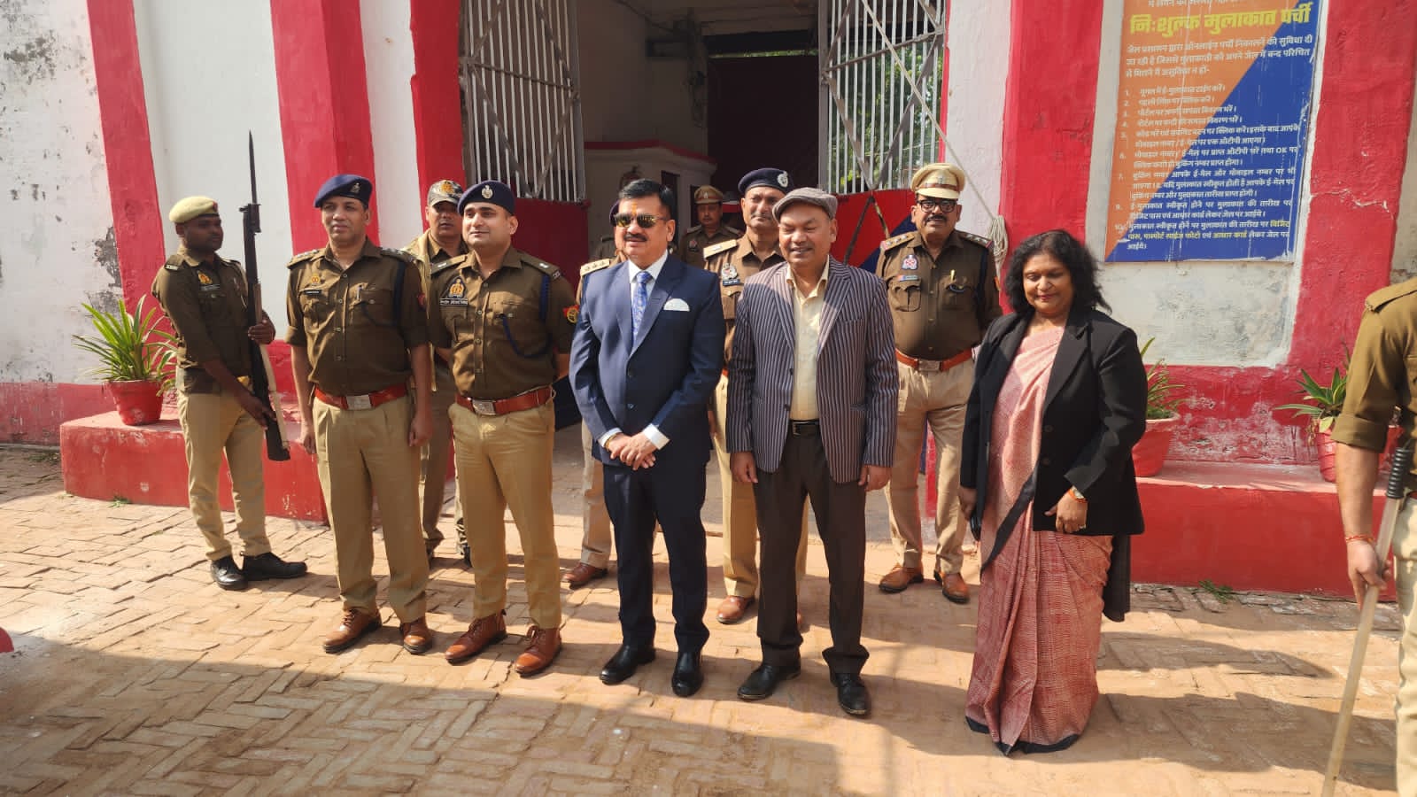 उप महानिरीक्षक  कारागार प्रशासन एवं सुधार सेवाएं ने जिला कारागार का  निरीक्षण कर जेल से बाहर निकलते हुए