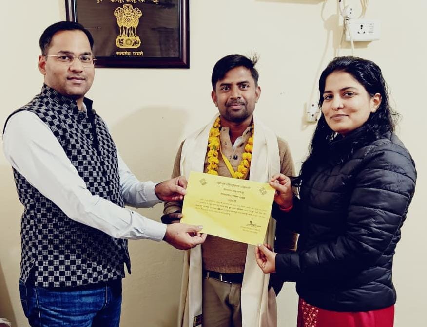 घाटमपुर बीएलओ मनोज साहू की कार्य के प्रति प्रतिबद्धता से एसआईआर अभियान को मिली गति, एडीएम किया सम्मानित घाटमपुर बीएलओ मनोज साहू की कार्य के प्रति प्रतिबद्धता से एसआईआर अभियान को मिली गति, एडीएम किया सम्मानित