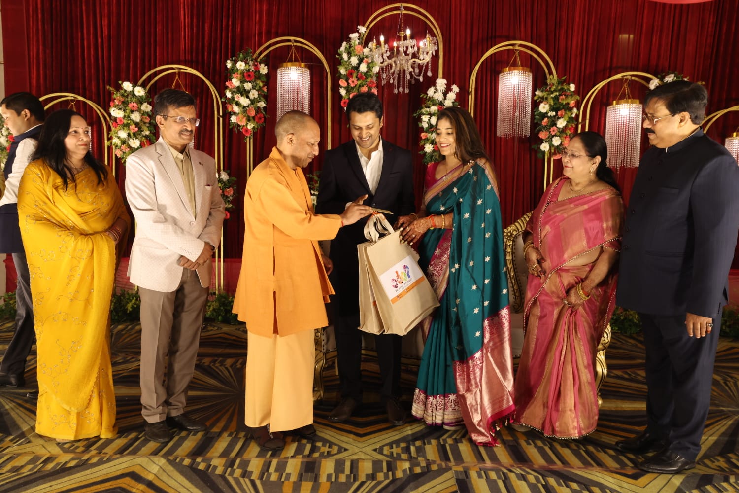 महापौर के पुत्र के वैवाहिक कार्यक्रम में पहुंचे सीएम योगी, वर-वधु को दिया आशीर्वाद*