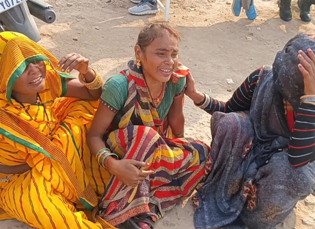 रोते बिलखते परिजन