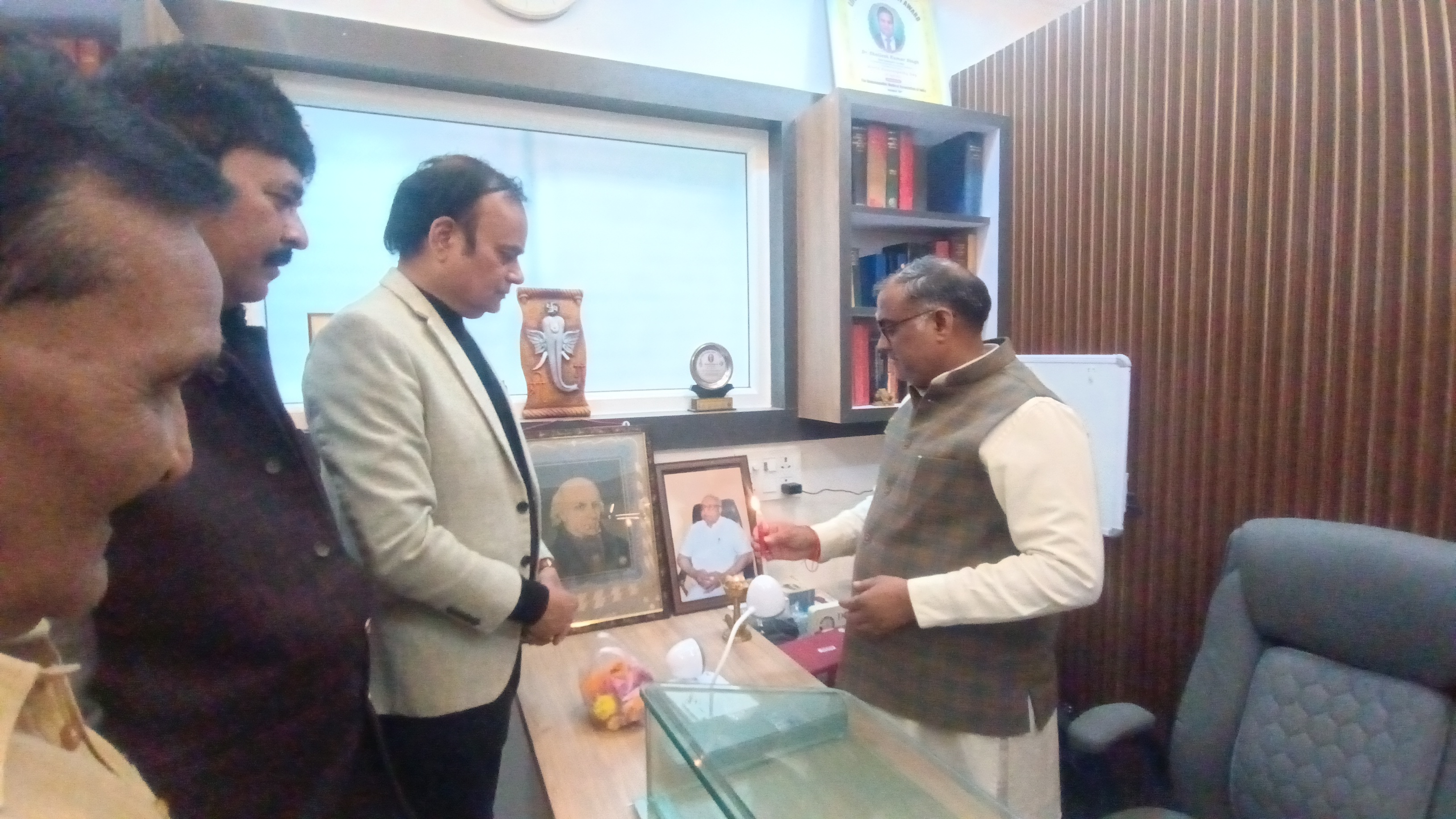 दीप प्रज्वलित करते हुए राज्य मंत्री गिरीश चंद्र यादव