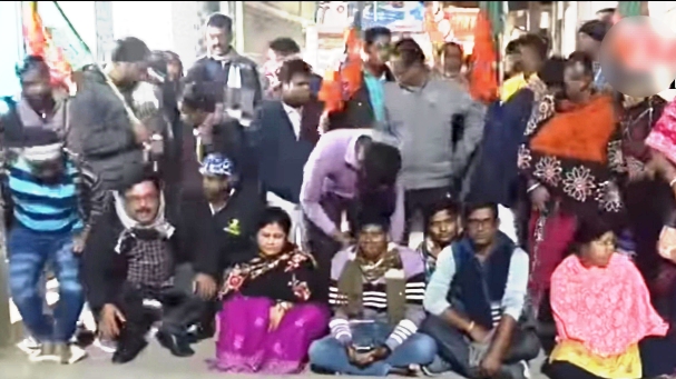 नंदीग्राम थाने के बाहर भाजपा कार्यकर्ताओं का प्रदर्शन नंदीग्राम थाने के बाहर भाजपा कार्यकर्ताओं का प्रदर्शन