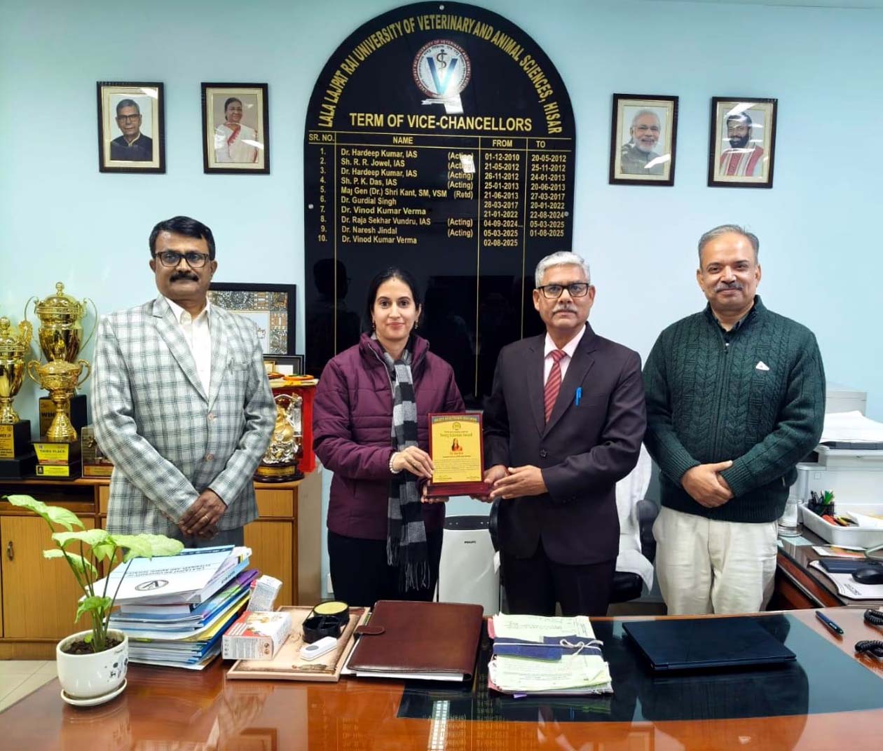 कुलपति प्रो. विनोद कुमार वर्मा से मिलते डॉ. रचना व अन्य.