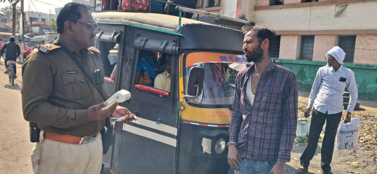 Seoni: Traffic police take action against uninsured vehicles