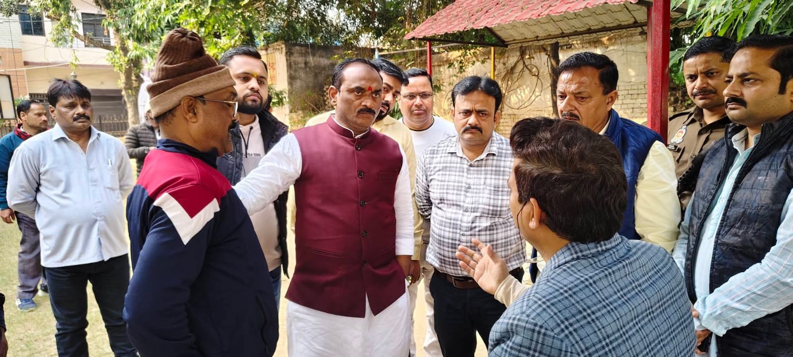 एसआईआर फार्म को लेकर बूथों का निरिक्षण करते हुए भाजपा महानगर अध्यक्ष संजय गुप्ता