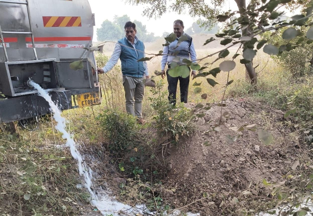 खाद्य विभाग ने सैंपल फेल होने पर नष्ट कराया सात हज़ार लीटर दूध