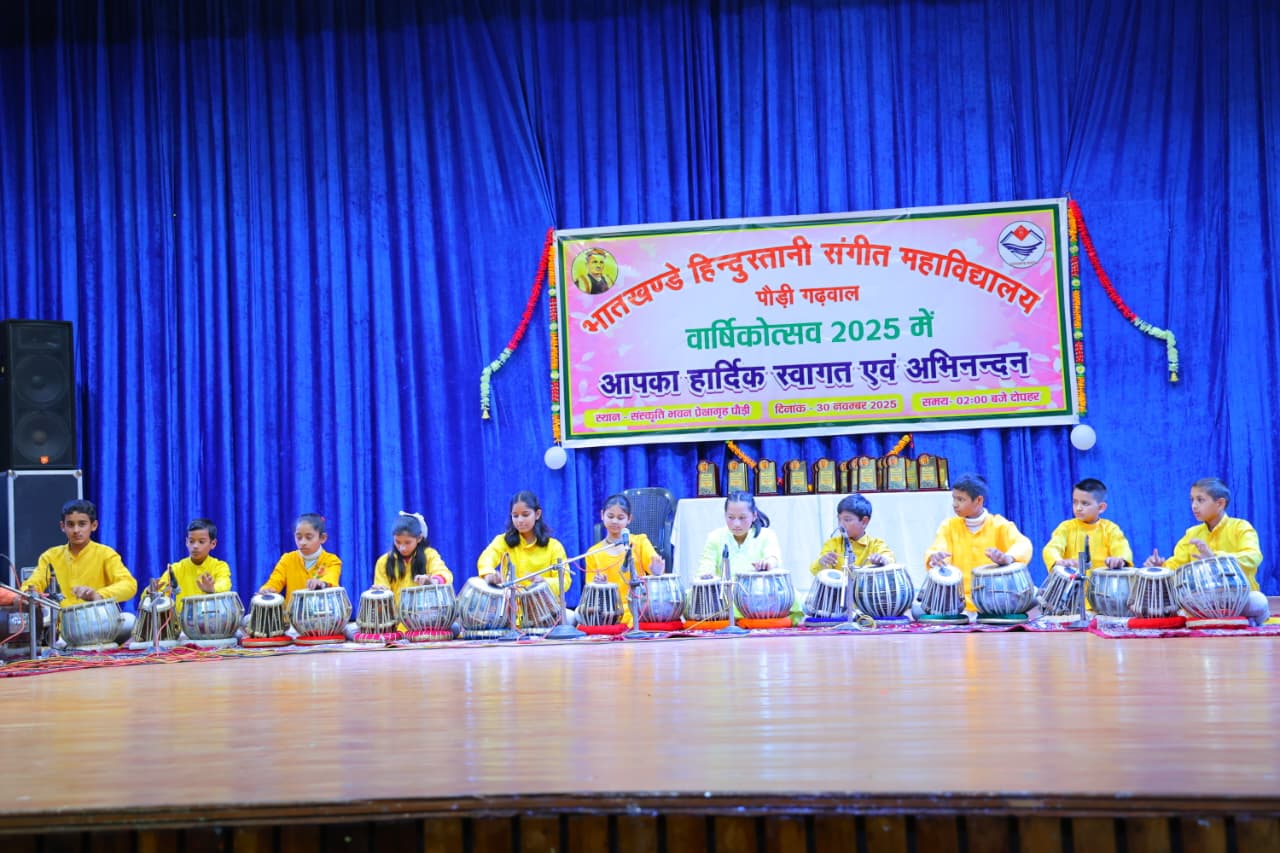 भातखंडे हिंदुस्तानी संगीत महाविद्यालय का वार्षिकोत्सव में प्रस्तुति देते हुए छात्र-छात्राएं भातखंडे हिंदुस्तानी संगीत महाविद्यालय का वार्षिकोत्सव में प्रस्तुति देते हुए छात्र-छात्राएं