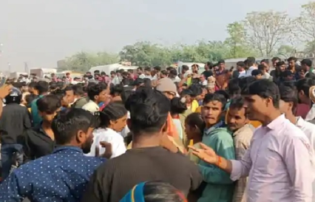 Bihar के पूर्वी चंपारण में Road Accident में पांच लोगों की मौत के बाद गुस्सायी लोगों की भीड़ Bihar के पूर्वी चंपारण में Road Accident में पांच लोगों की मौत के बाद गुस्सायी लोगों की भीड़