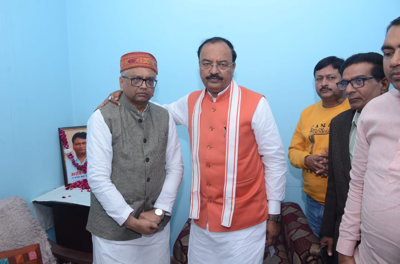 एमएलसी अरुण पाठक को गले लगाकर सांत्वना देते उप मुख्यमंत्री केशव प्रसाद मौर्य