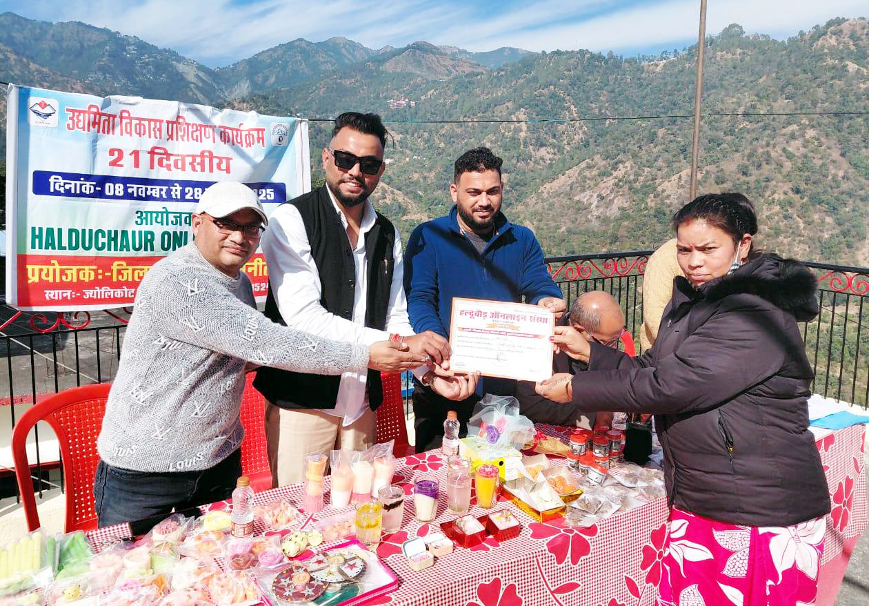 शिविर की एक प्रतिभागी को प्रशिक्षण का प्रमाण पत्र भेंट करते आयोजक.