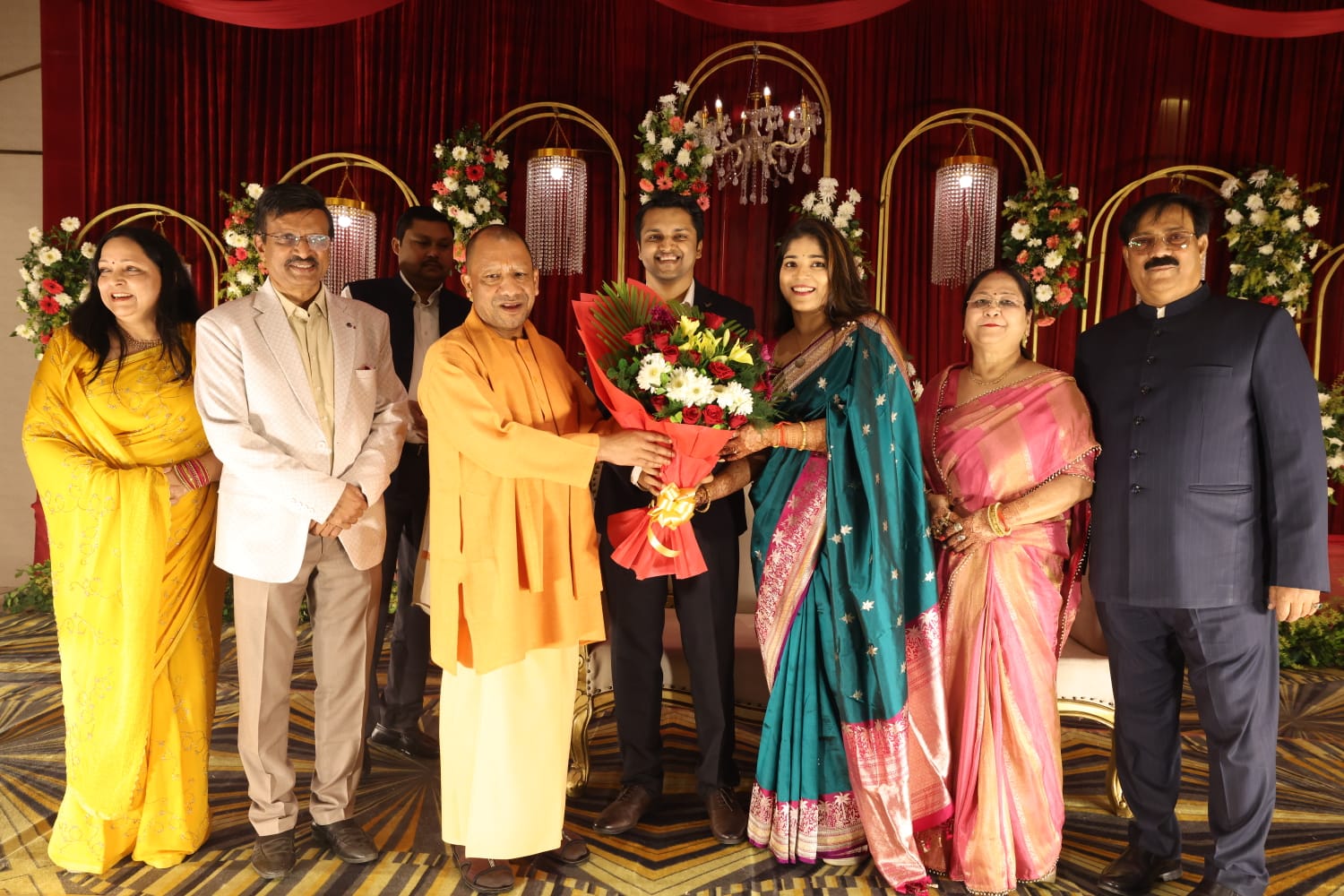 महापौर के पुत्र के वैवाहिक कार्यक्रम में पहुंचे सीएम योगी, वर-वधु को दिया आशीर्वाद*