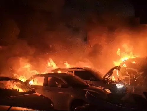 कार जलाई