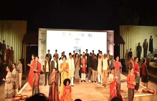 केवीआईसी के अध्यक्ष मनोज कुमार का जारी फोटो केवीआईसी के अध्यक्ष मनोज कुमार का जारी फोटो