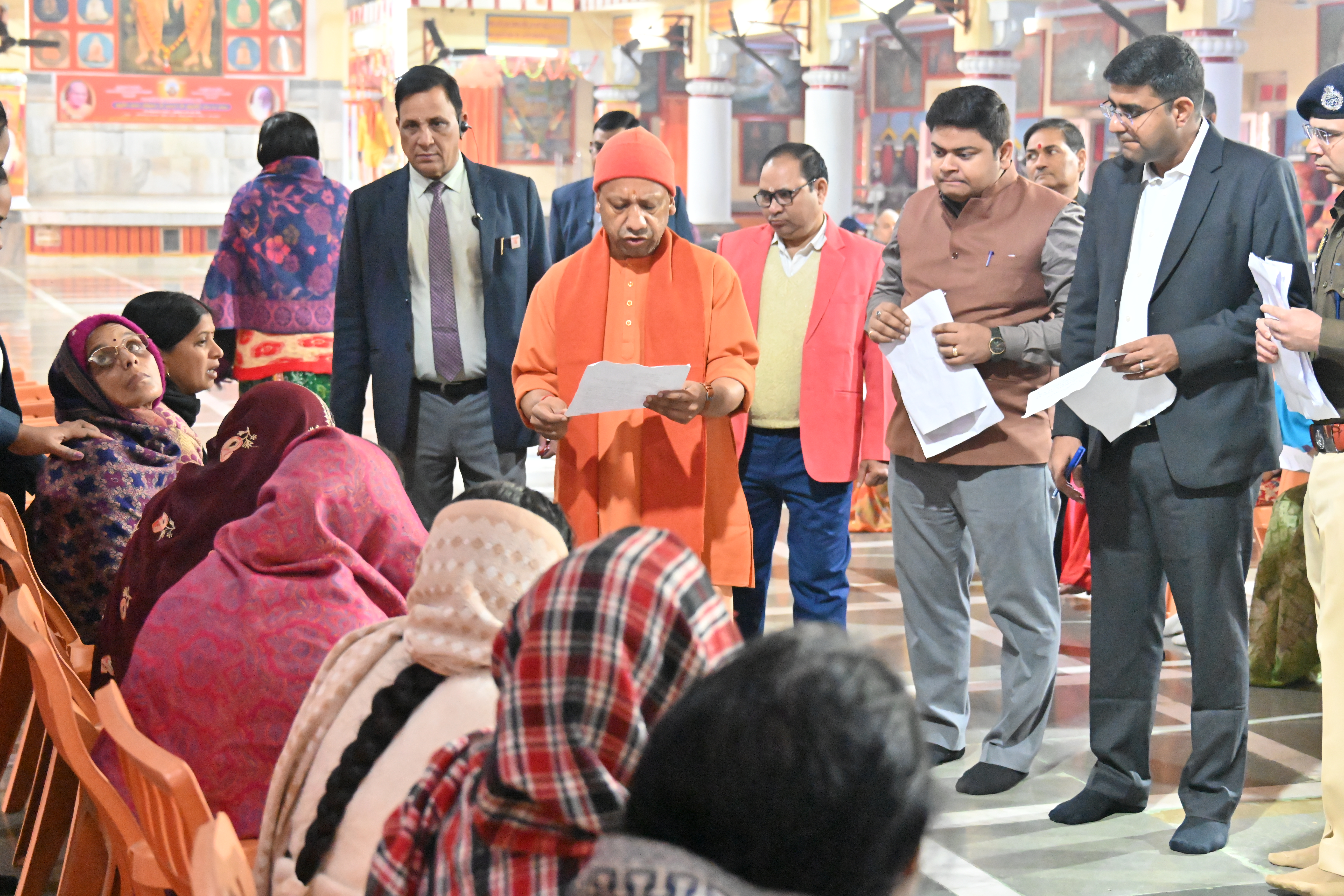 मुख्यमंत्री योगी आदित्यनाथ गोरखपुर में जनता दर्शन कार्यक्रम में लोगों से मुलाकात कर उनकी समस्याएं सुनते हुए।