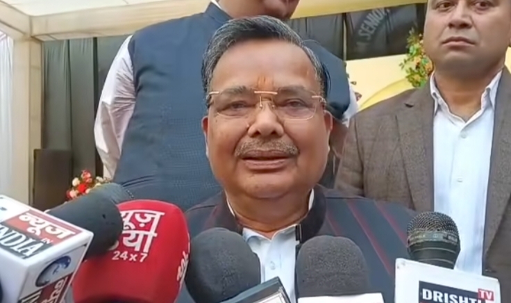 मीडिया से बात करते पर्यटन मंत्री