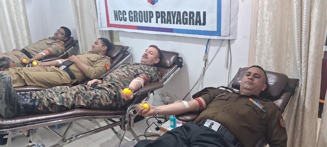 रक्तदान करते