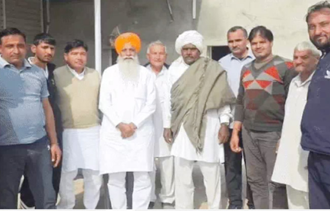 सोनीपत Indian किसान यूनियन (चढूनी) के अध्यक्ष गुरनाम सिंह चढूनी गोहाना में किसान नेताओं के साथ जानकारी देते हुए. सोनीपत Indian किसान यूनियन (चढूनी) के अध्यक्ष गुरनाम सिंह चढूनी गोहाना में किसान नेताओं के साथ जानकारी देते हुए.