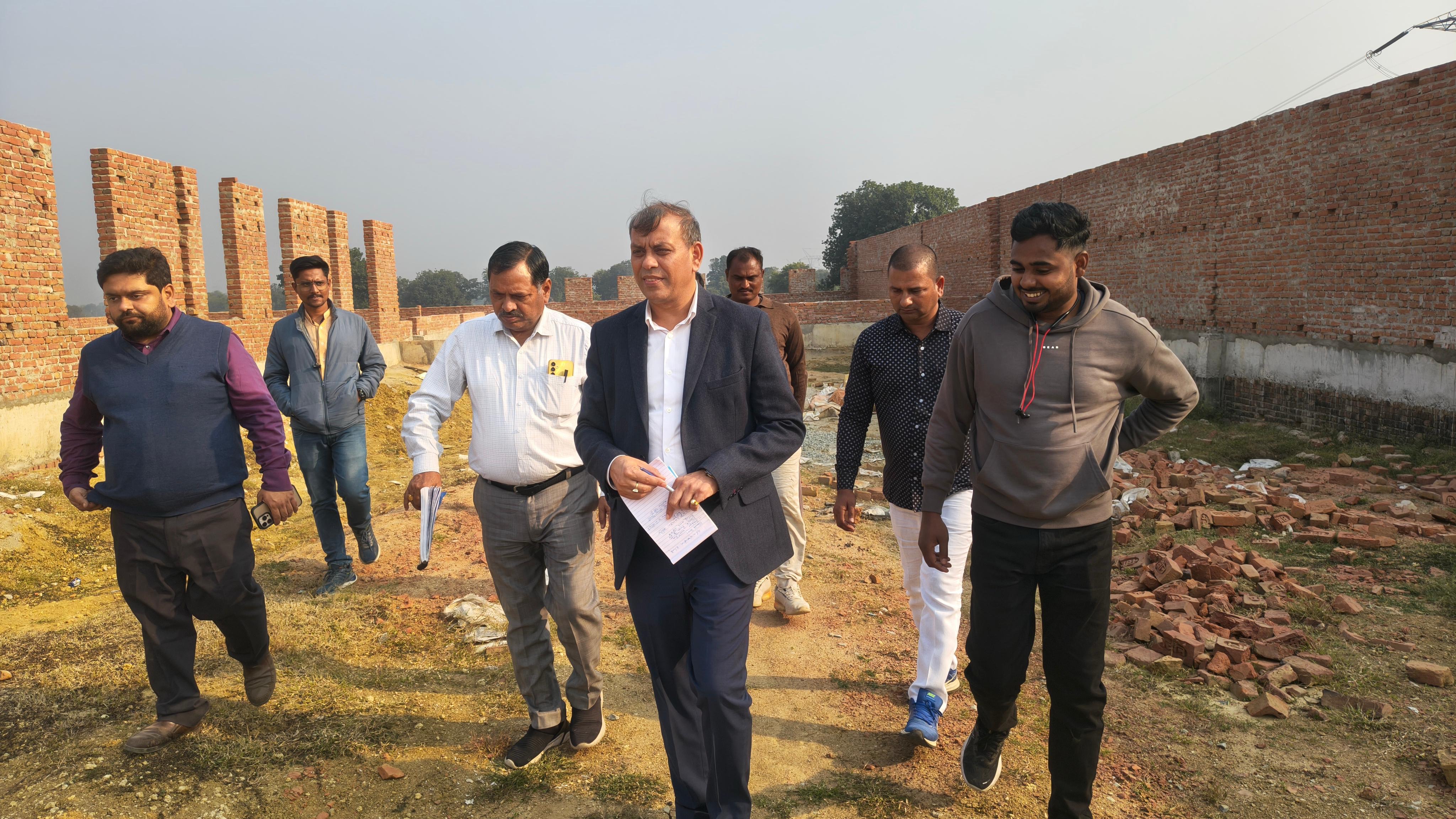 सीएफसी निर्माण कार्य का निरीक्षण करते उद्योग उपायुक्त वीरेंद्र कुमार सिंह।