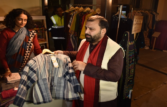 केवीआईसी के अध्यक्ष मनोज कुमार का जारी फोटो केवीआईसी के अध्यक्ष मनोज कुमार का जारी फोटो