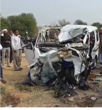 कार और ट्रक की आमने—सामने की भिड़ंत में चार लोगों मौत कार और ट्रक की आमने—सामने की भिड़ंत में चार लोगों मौत