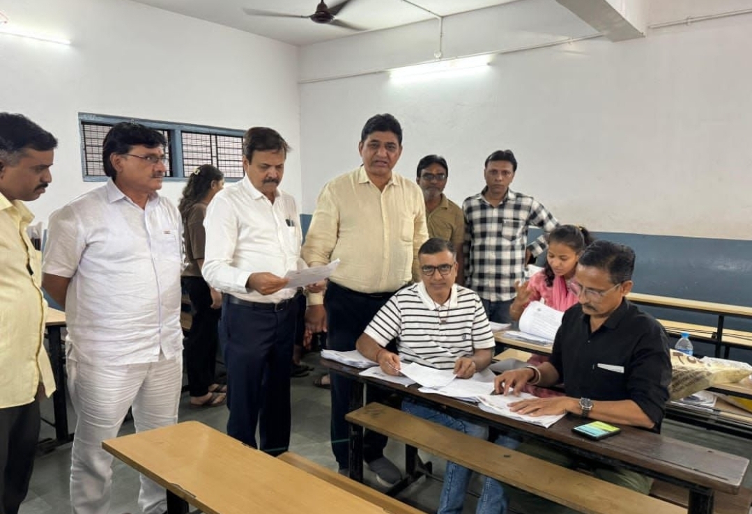 नवसारी लोकसभा में मतदान सुधार कार्यक्रम (SIR) में भाग देते हुए केंद्रीय मंत्री सी आर पाटिल