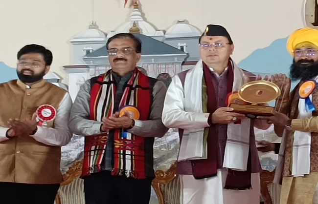 श्रीकृष्ण पाण्डेय काे पुरस्कार साैंपते मुख्यमंत्री पुष्कर सिंह धामी।