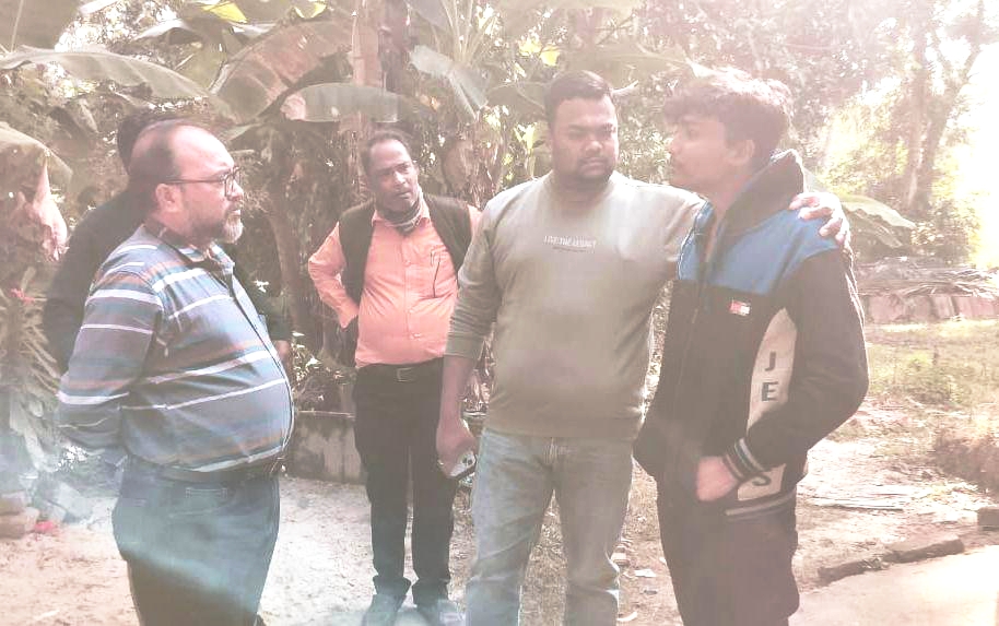 परिजन को जानकारी देते अधिकारी परिजन को जानकारी देते अधिकारी