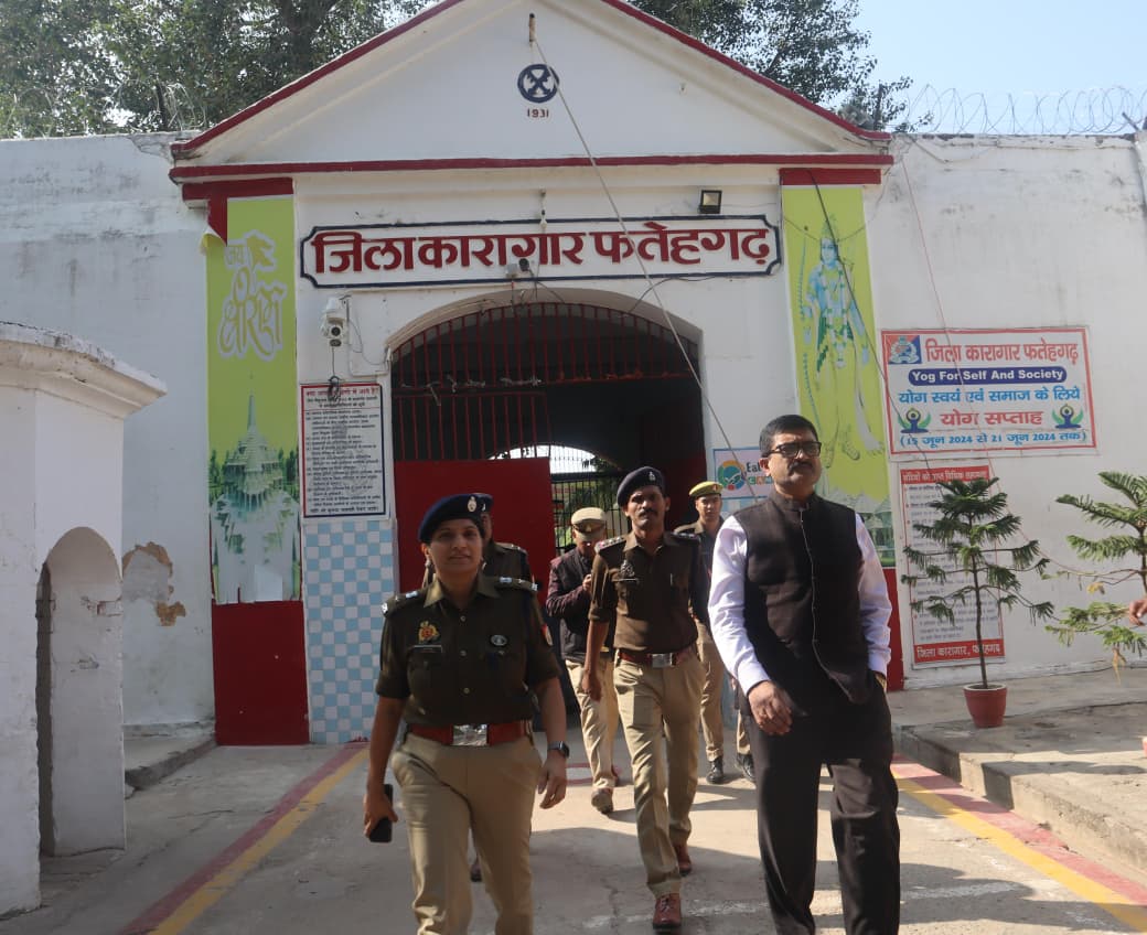 फर्रुखाबाद। जिला जेल का निरीक्षण करते डीएम,एसपी