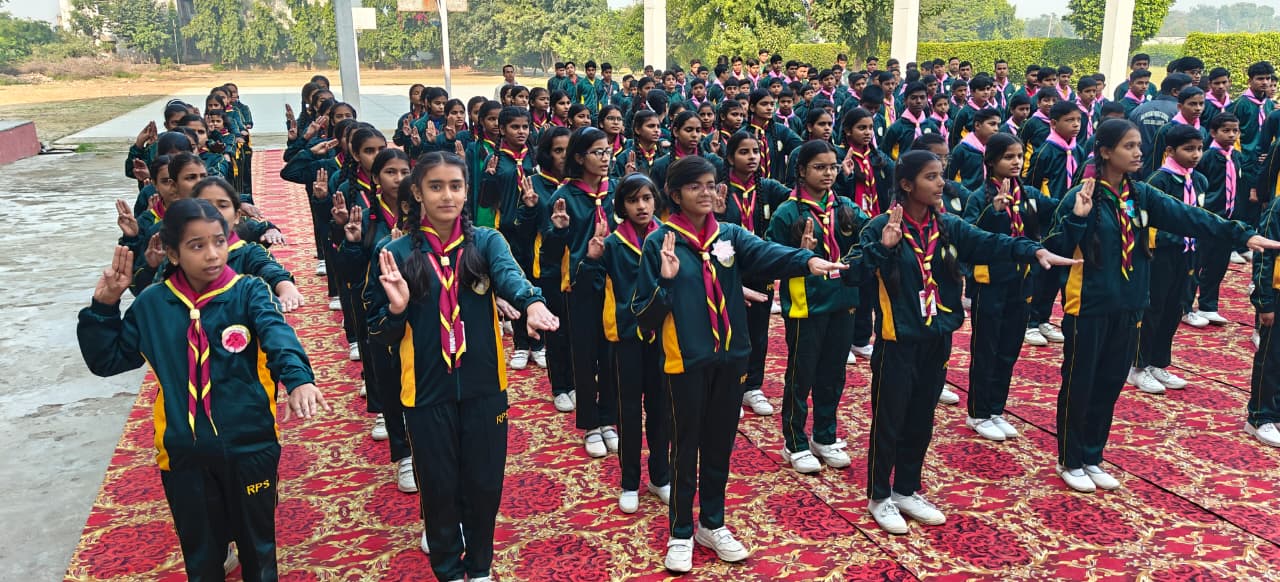फर्रुखाबाद में दीक्षा कार्यक्रम के दौरान स्काउट गाइड विद्यार्थी
