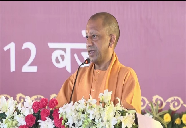 कार्यक्रम को संबोधित करते सीएम योगी