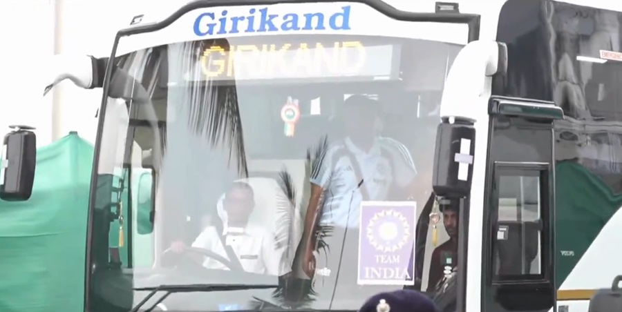 खिलाड़ियों को कड़ी सुरक्षा में बस में ले जाया गया