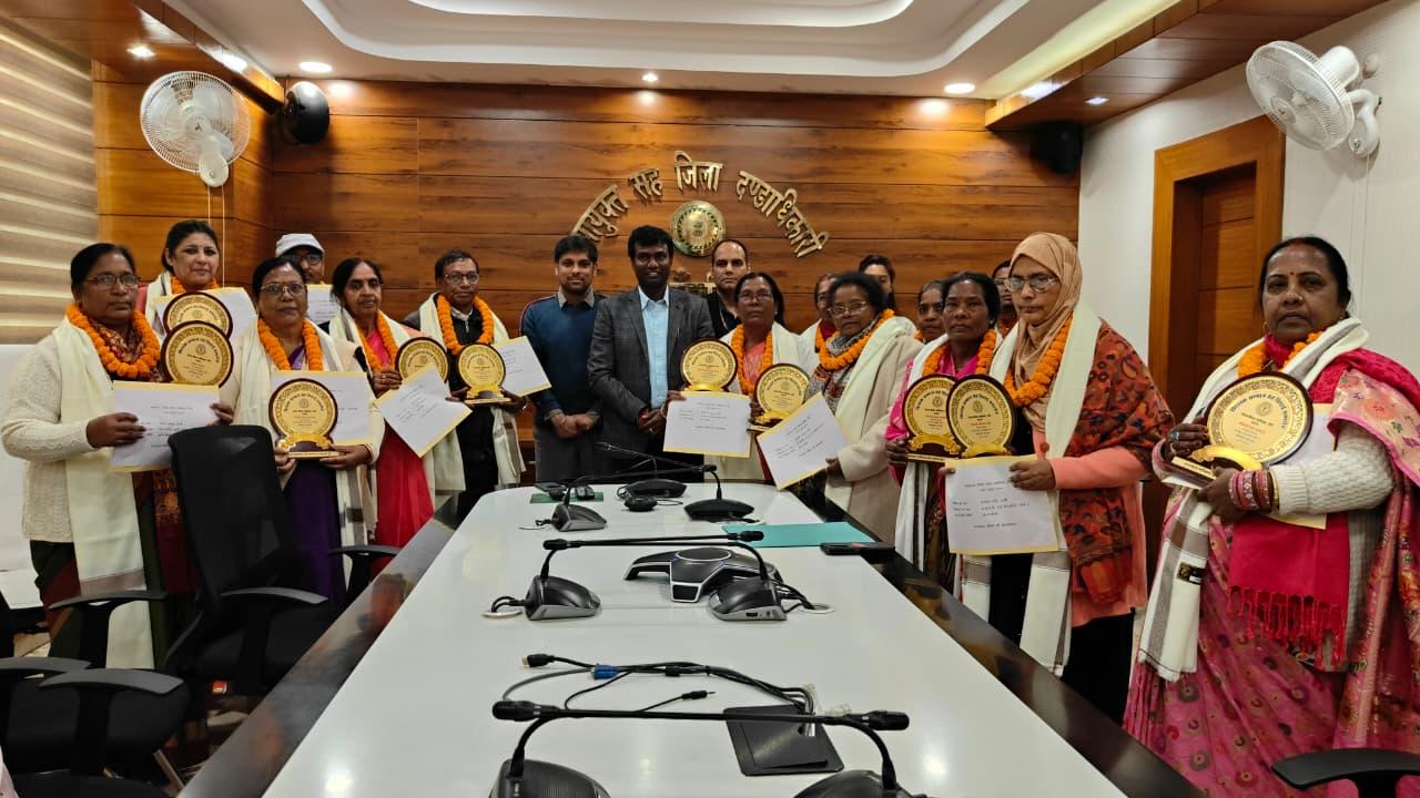 समारोह में उपायुक्त मंजूनाथ भजंत्रि सहित अन्य