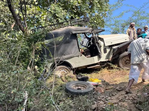 हादसे के बाद खाई में गिरी जीप और उसके पास पड़ा पहिया.