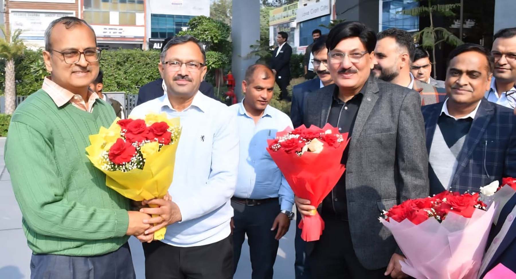 डीएचबीवीएन के पूर्व एमडी अशोक कुमार गर्ग की सेवानिवृति व एन एमडी विक्रम की नियुक्ति के दौरान एक-दूसरे को शुभकामनाएं देते दोनों अधिकारी व अन्य.