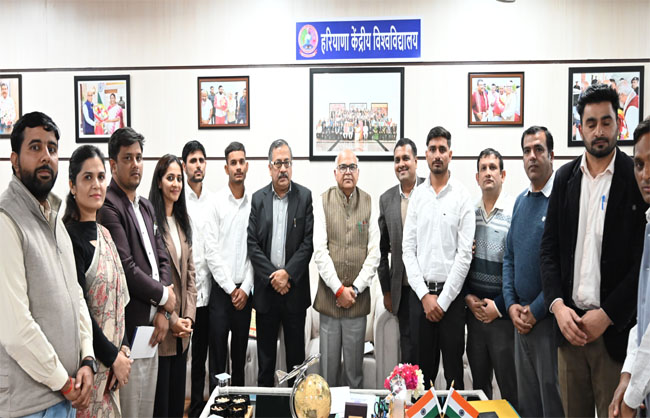 चयनित विद्यार्थियों के साथ मौजूद विश्वविद्यालय के कुलपति प्रो टंकेशवर कुमार. चयनित विद्यार्थियों के साथ मौजूद विश्वविद्यालय के कुलपति प्रो टंकेशवर कुमार.