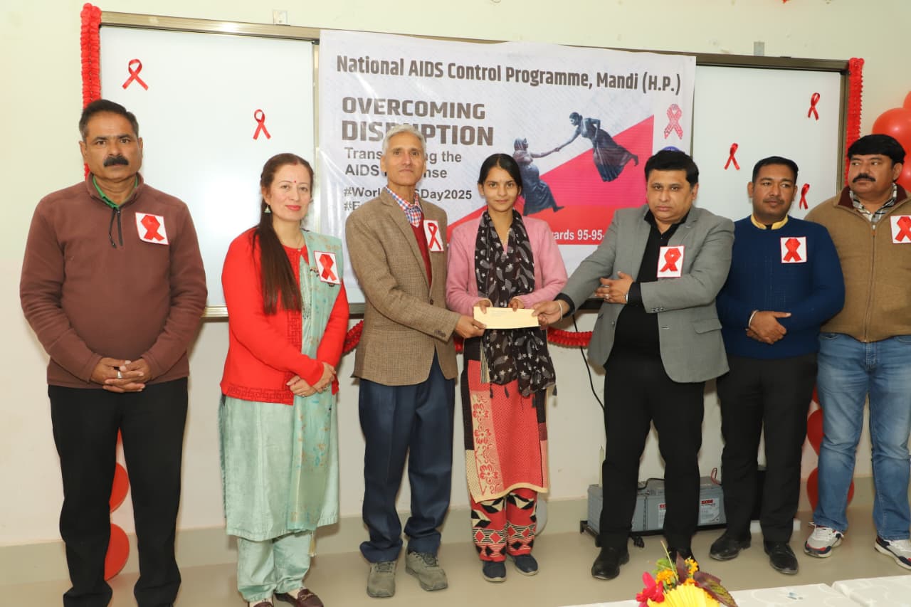 जिला स्तरीय विश्व एड्स दिवस पर आयोजित प्रतियोगिताओं के विजेता को पुरस्कृत करते हुए.