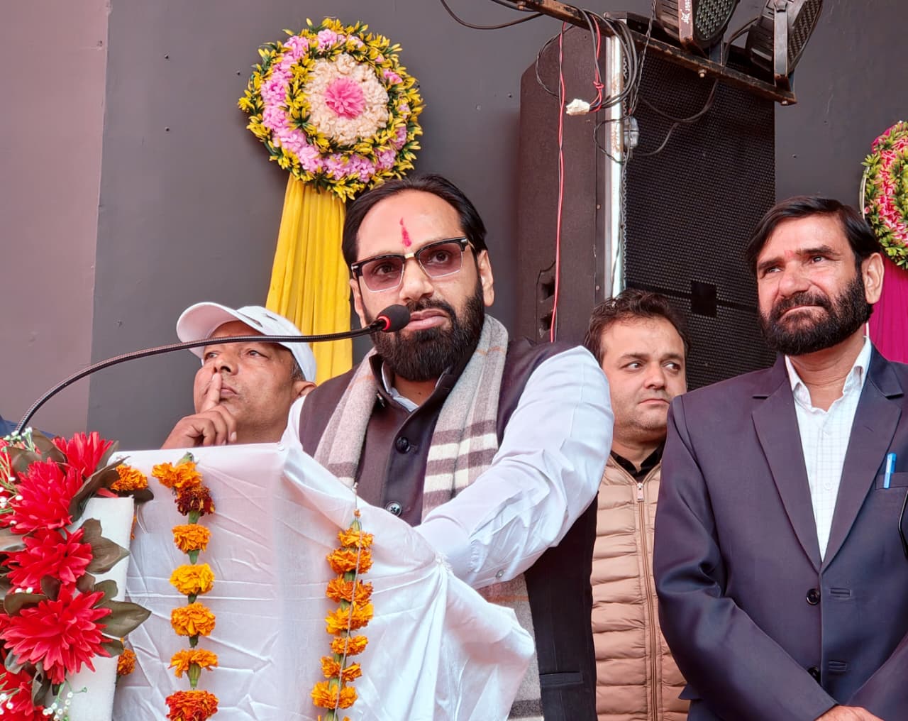 कार्यक्रम को संबोधित करते हुए उचाना विधायक देवेंद्र अत्री।