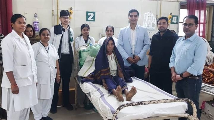 महिला को अस्पताल से डिस्चार्ज करते हुए महिला को अस्पताल से डिस्चार्ज करते हुए