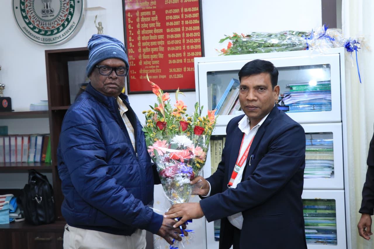 सेवानिवृत मणिक लाल हेमब्रम और नवनियुक्‍त प्रभारी सचिव रंजीत कुमार की तस्‍वीर