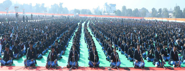 कुरुक्षेत्र में गीता जयंति के अवसर पर गीता पाठ करते 21 हजार विद्यार्थी कुरुक्षेत्र में गीता जयंति के अवसर पर गीता पाठ करते 21 हजार विद्यार्थी