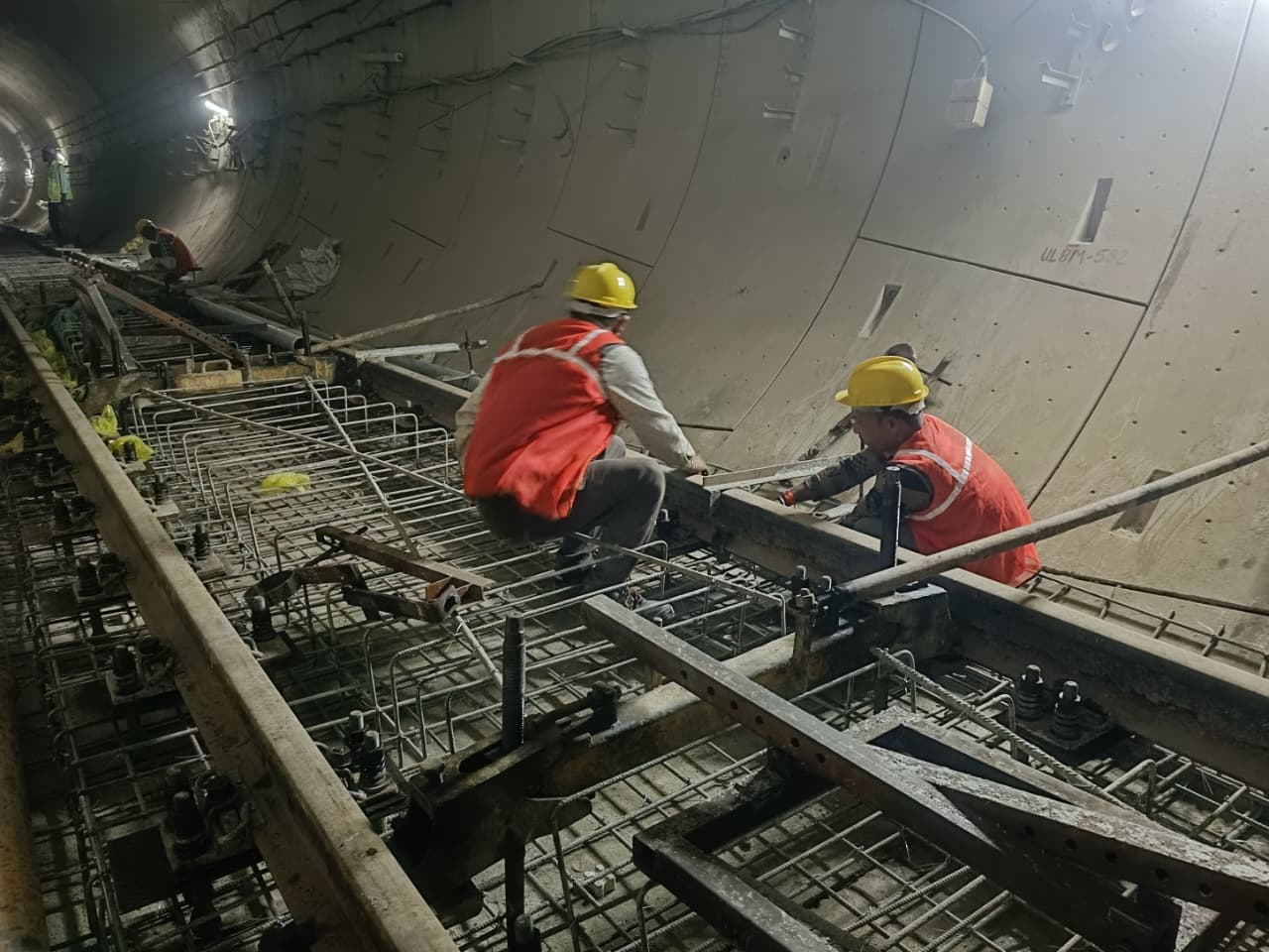 टर्नल के अंदर कार्य करते मजदूरों का.छायाचित्र