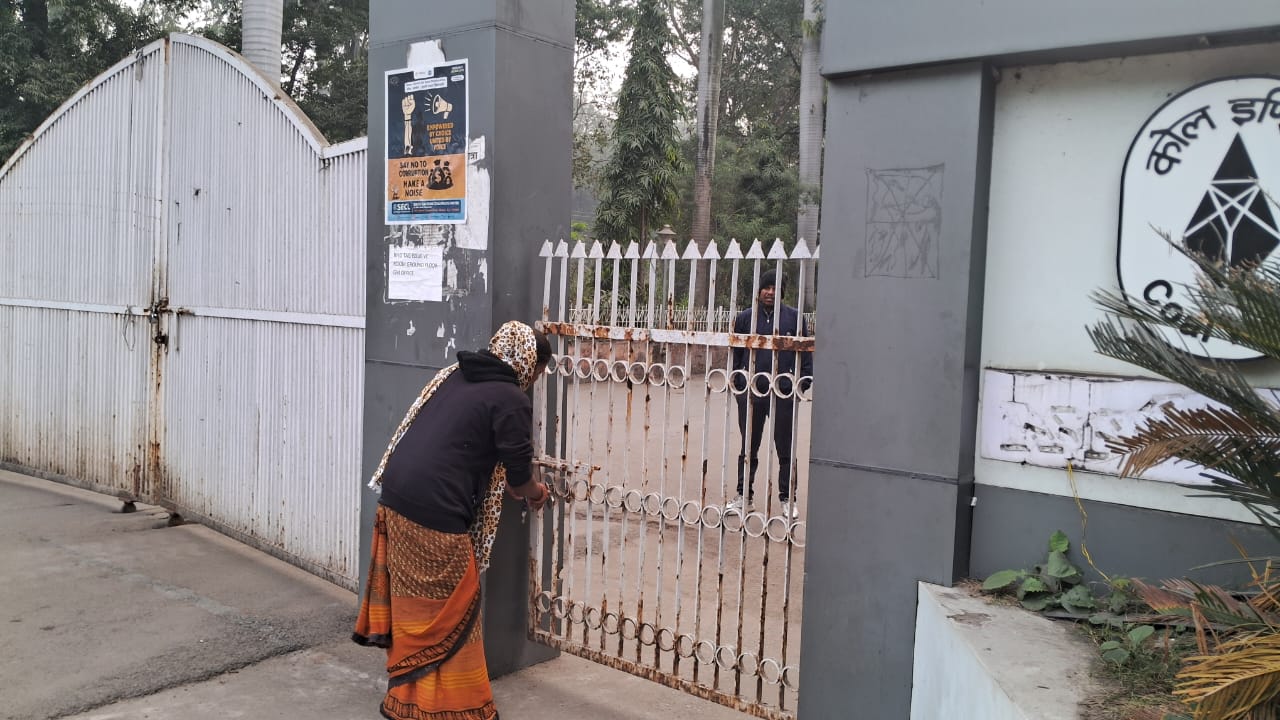 एसईसीएल-कुसमुंडा प्रभावित महिलाओं का अनिश्चितकालीन आंदोलन शुरू, प्रशासन पर वादाखिलाफी का आरोप