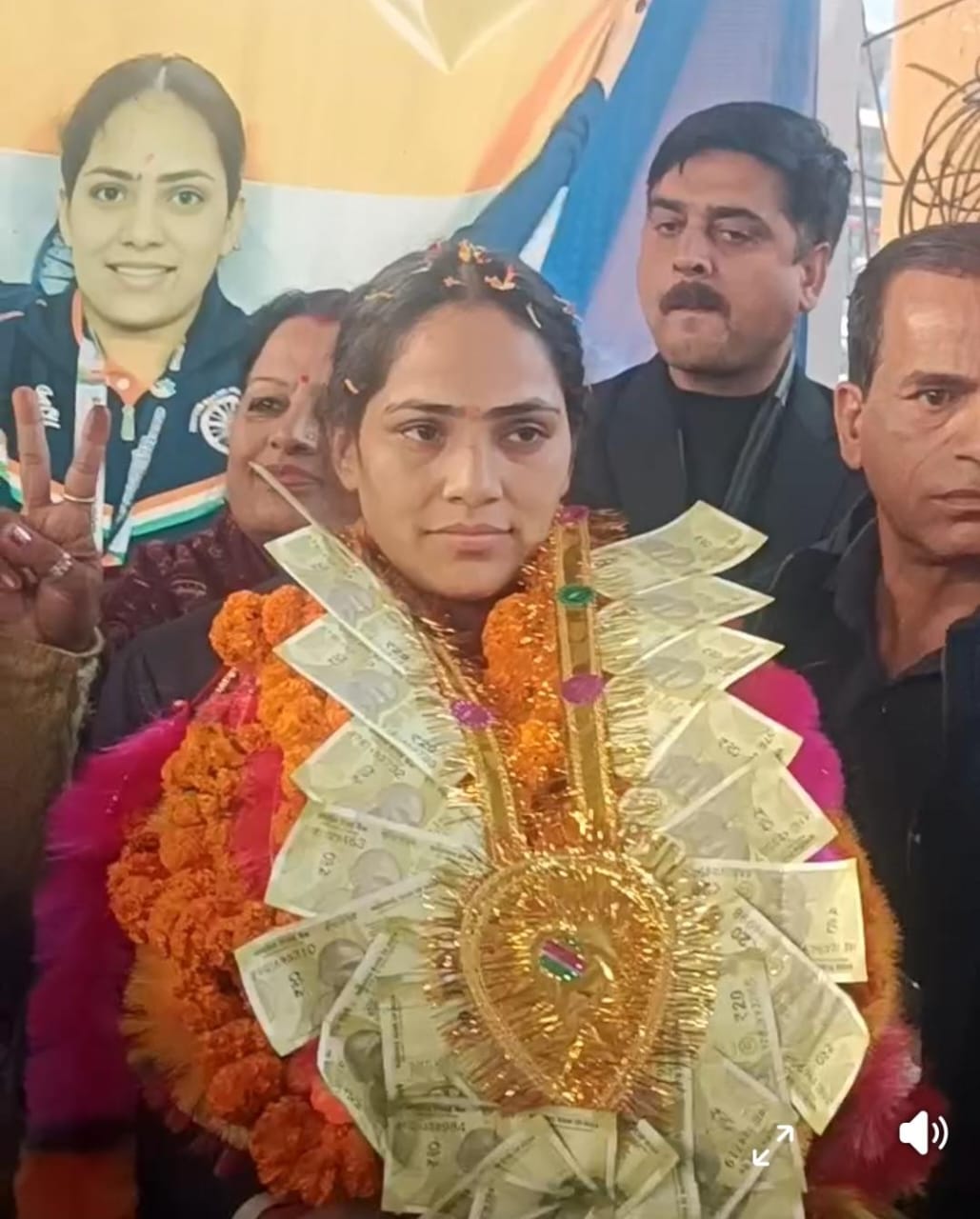 मंडी के सेरी मंच पर भावना ठाकुर का स्वागत करते हुए.