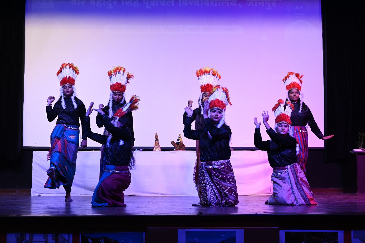 नागालैंड दिवस पर आयोजित कार्यक्रम में प्रस्तुति देती छात्राएं नागालैंड दिवस पर आयोजित कार्यक्रम में प्रस्तुति देती छात्राएं