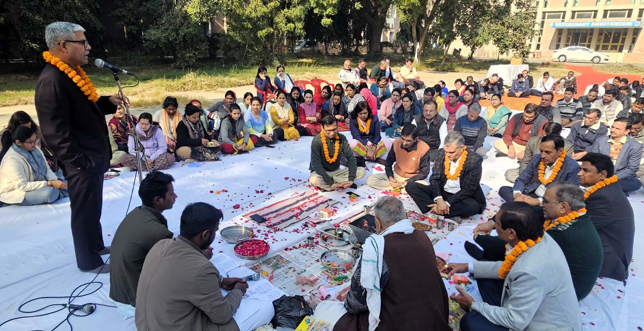 हवन उपरांत स्टाफ को संबोधित करते कुलपति प्रो. विनोद कुमार वर्मा.