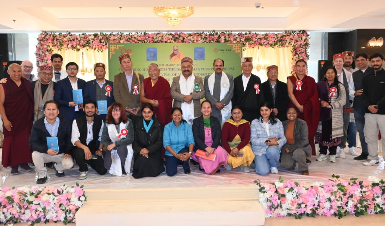 कार्यक्रम में शिक्षा मंत्री के साथ संस्था के प्रतिनिधि और अन्य.