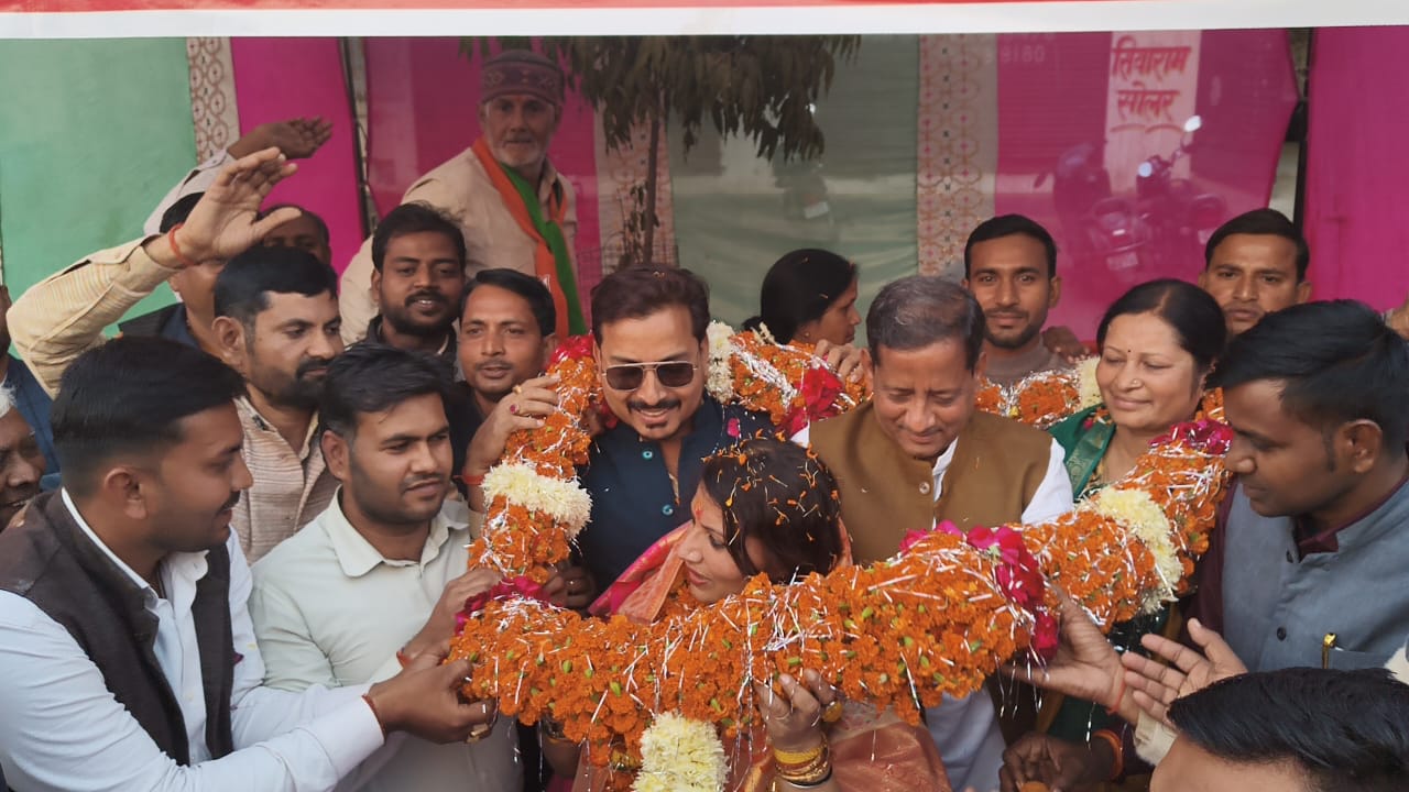 माला पहनाते कार्यकर्ता