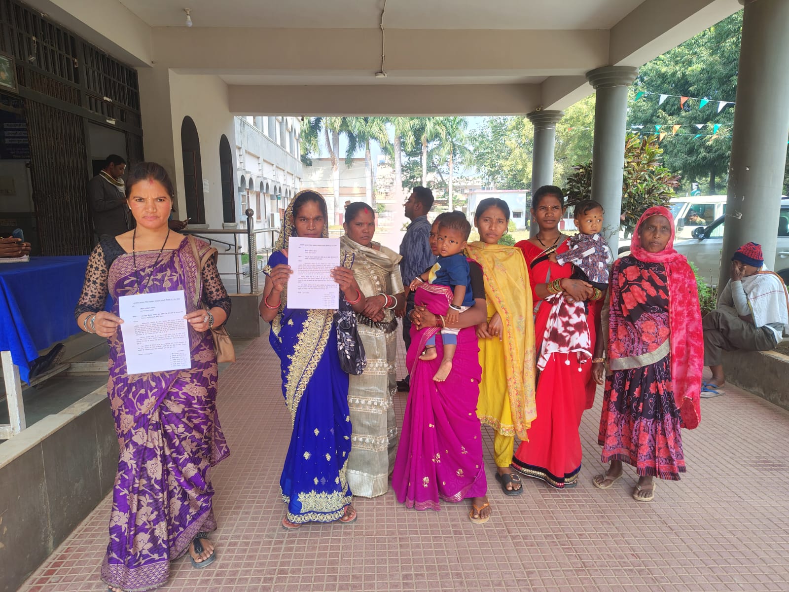 समस्या बताती हुई कमार महिलाएं. समस्या बताती हुई कमार महिलाएं.